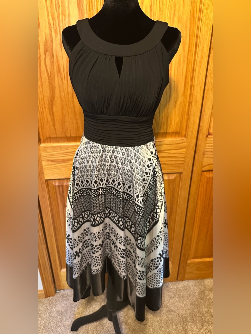 Melrose Dress Size 10 Black White Fit Flare Ruched Waist Keyhole Midi